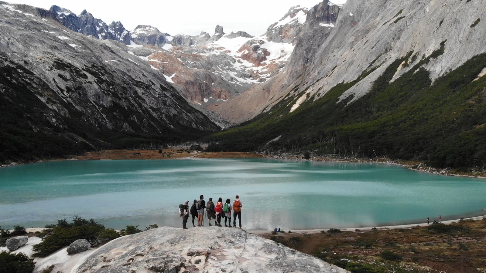 Grupo de trekking frente a Laguna Esmeralda con el glaciar Ojo del Albino de fondo
