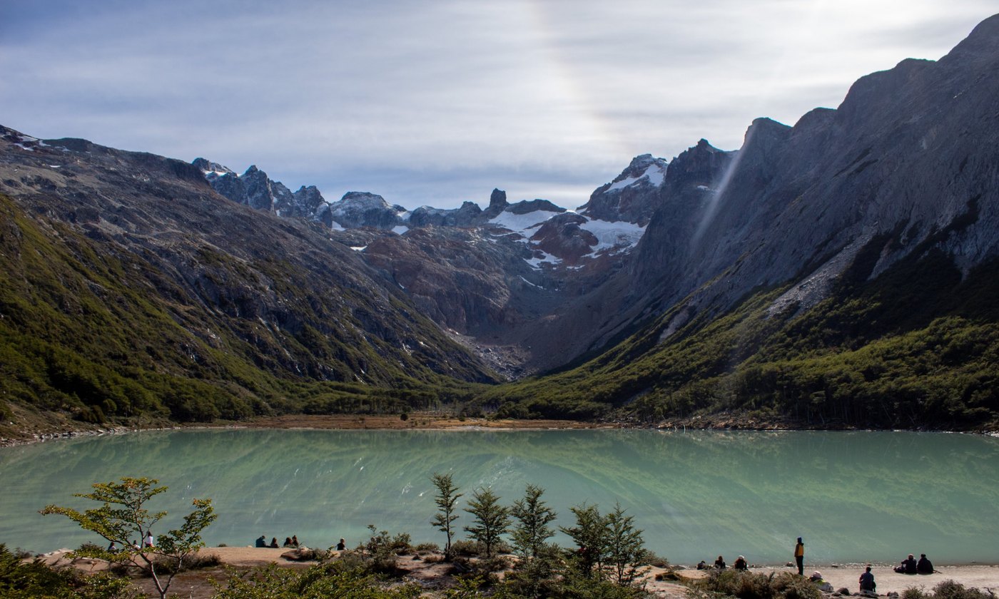 Laguna Esmeralda en verano, con el agua color turquesa, el bosque verde y el circo de montañas al fondo, Ushuaia