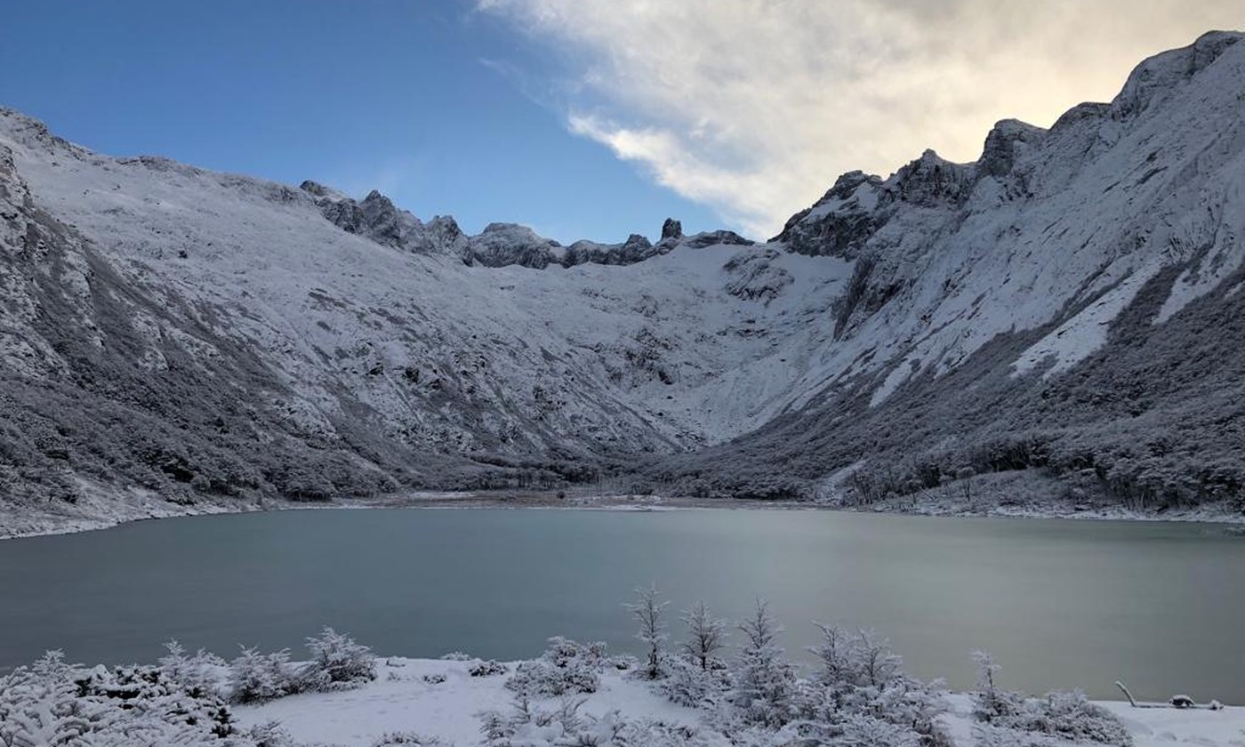 La misma Laguna Esmeralda en invierno, con el valle, el bosque y las montañas cubiertos de nieve, Ushuaia