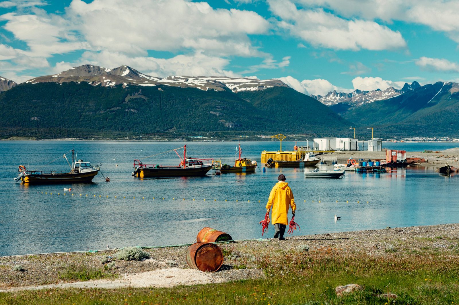 Pescador sosteniendo una centolla en Puerto Almanza, Tierra del Fuego
