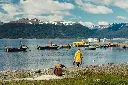 Copia de HOMBRE CON CENTOLLAS CAMINANDO ALMANZA.webp
