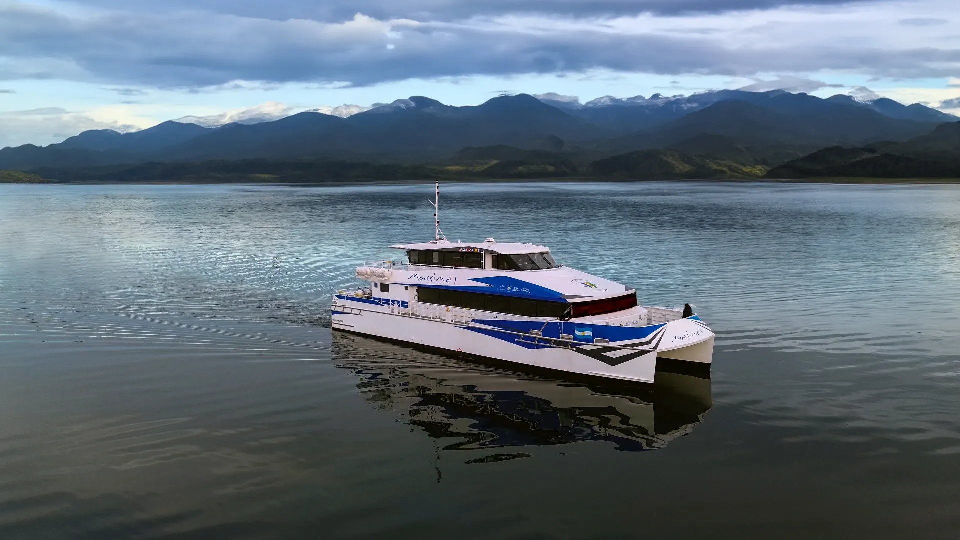 Navegación Canal Beagle. Faro y Lobos – Catamarán 