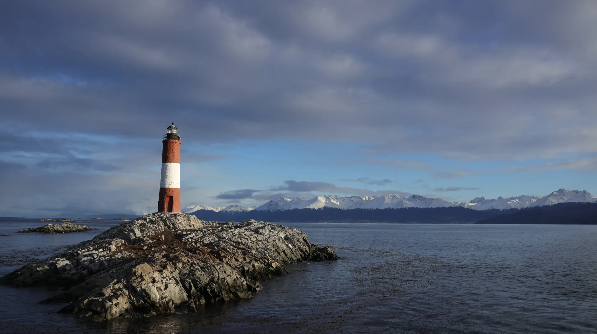 Navegación Canal Beagle. Faro y Lobos – Catamarán Invernal